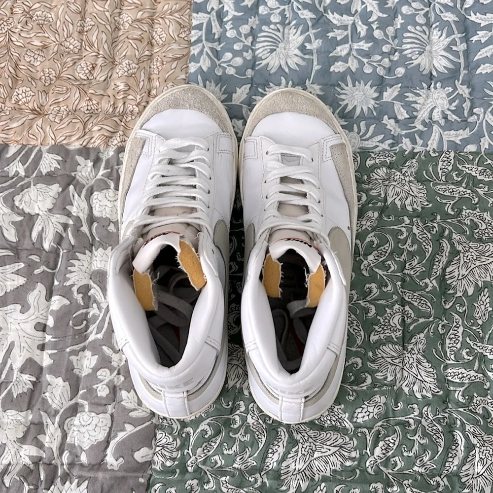 Nike Women’s Blazer '77 Vintage Mid Light Bone Sneaker Size 8